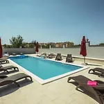 Vila In With Sea